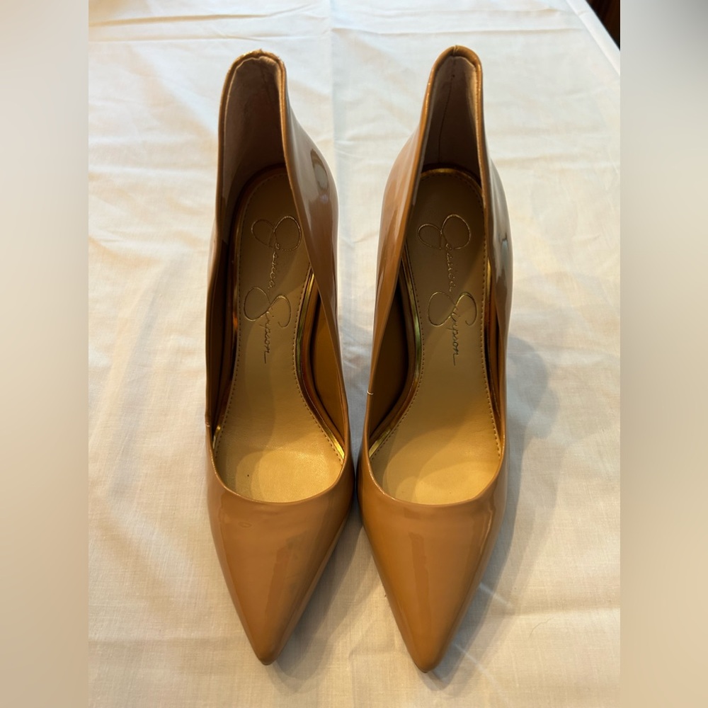 Jessica Simpson, nude patent pump